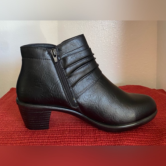 NWT.. WOMENS Easy Street Black Ankle Booties - Picture 8 of 16